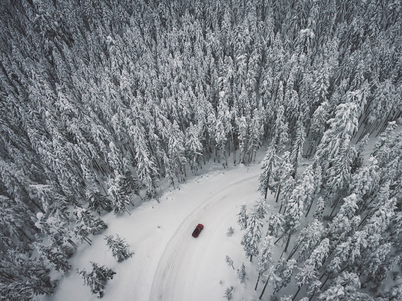 Auto na zimskoj cesti