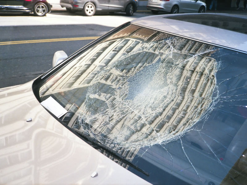 Oštećeno auto staklo